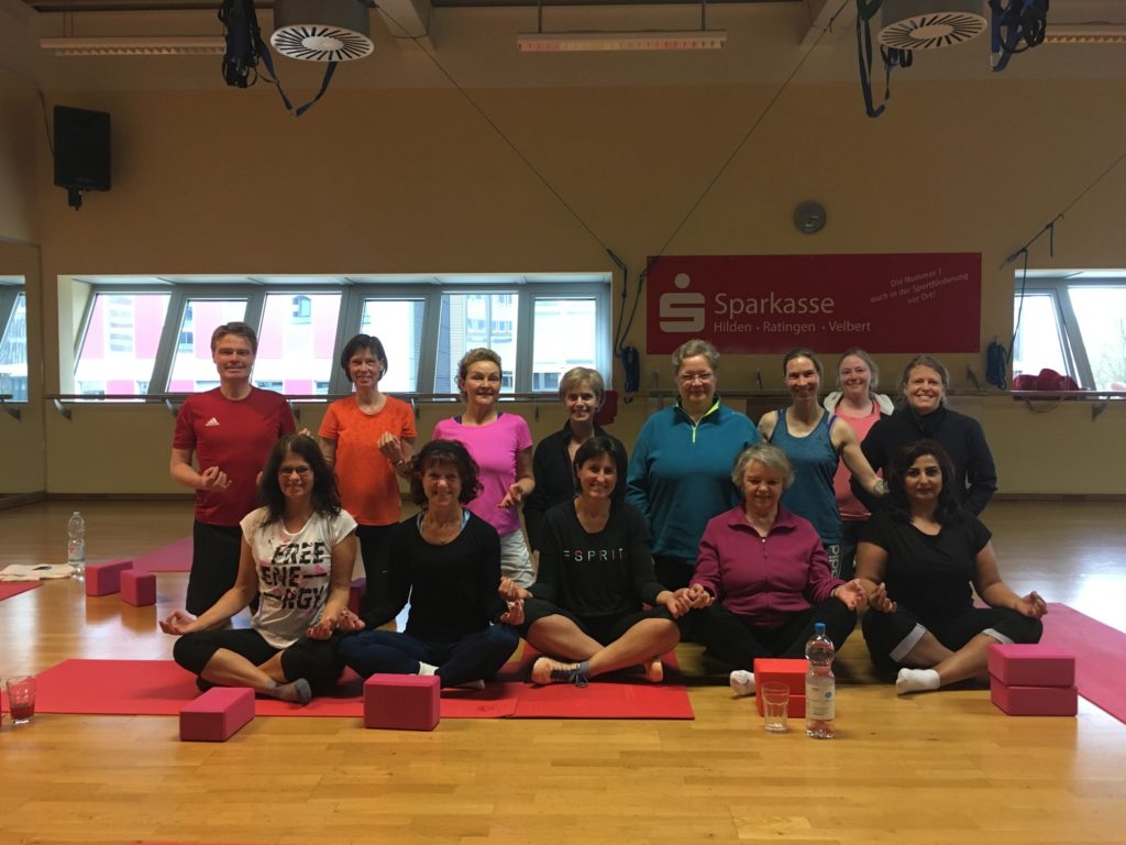 Gruppenfoto eines Yogakurses in der Turnhalle