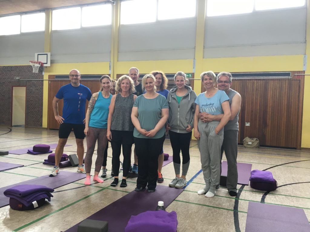 Gruppenfoto eines Yogakurses in der Turnhalle