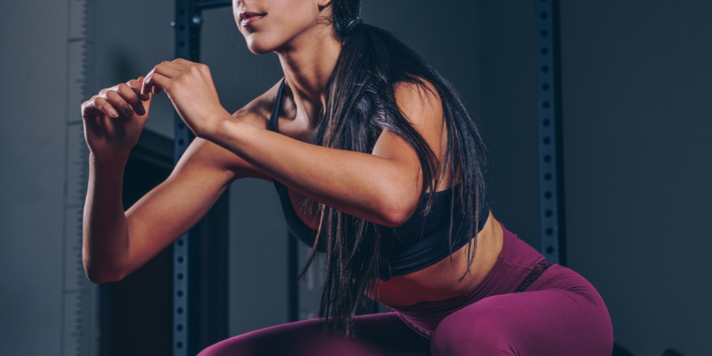 Sportliche Frau in dynamischer Trainingshaltung – Personal Training