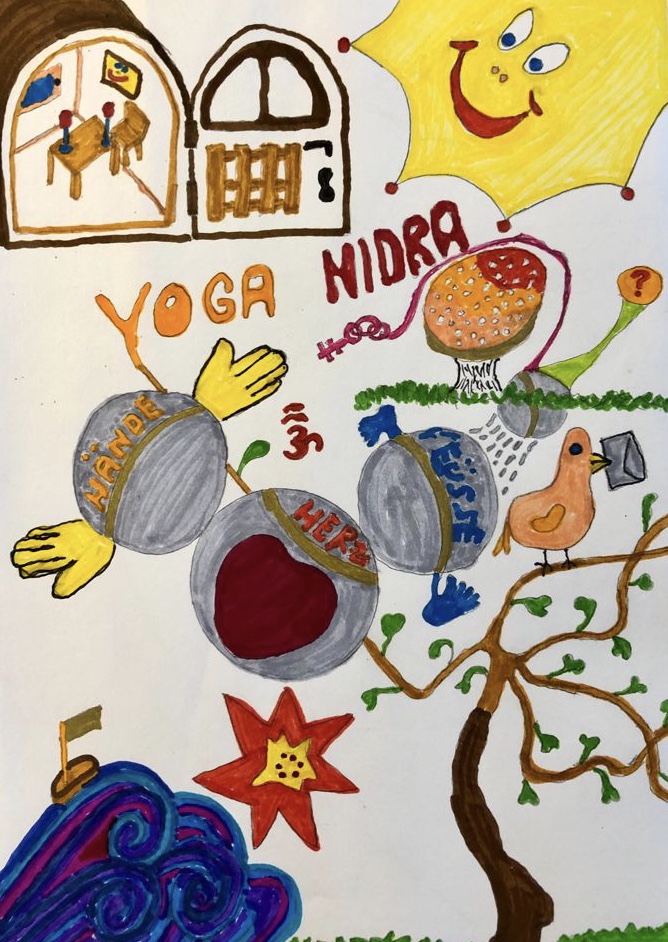 Bunte Kinderzeichnung mit Sonne, Baum und Schriftzug Yoga Nidra